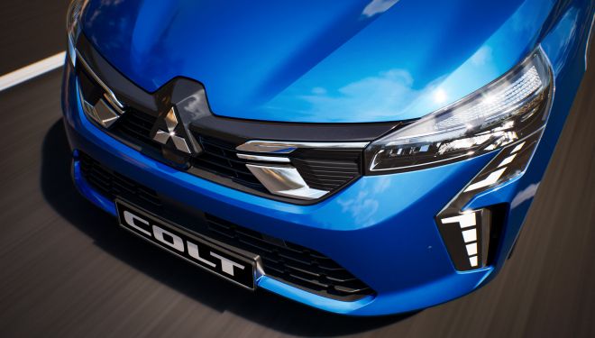 Véhicule Mitsubishi colt bleu dans un parking